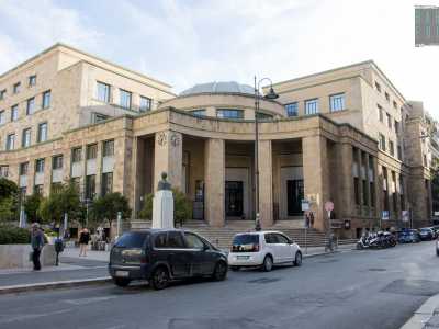 Torniamo ora indietreo nell�area universitaria incontrando la recentemente ammordernata piazza Cesare Battisti e ricevendo l��abbraccio� dell�ingresso concavo dell�ex Palazzo delle Poste. Costruito durante il Regime Fascista tra il 1931 e il 1934 per ospitare uffici postali e telegrafici, oggi � stato restituito a nuova vita come centro polifunzionale dipendente dall�Universit� di Bari